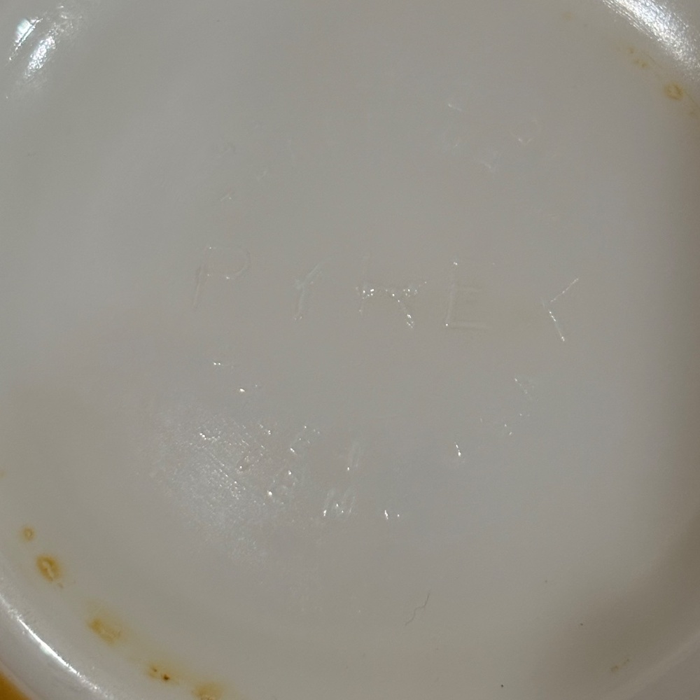 Vintage Pyrex Mixing or Baking bowl - Picture 3 of 3